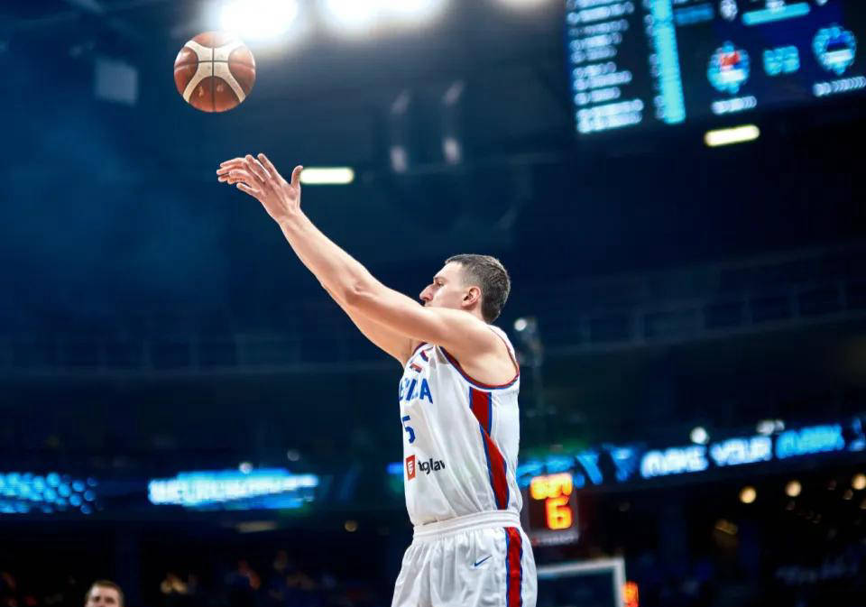 塞尔维亚男篮轻取巴西男篮,特雷杨高光表现 塞尔维亚男篮轻取巴西男篮,特雷杨高光表现